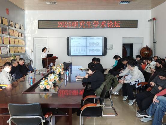 会议室里的人们AI 生成的内容可能不正确。